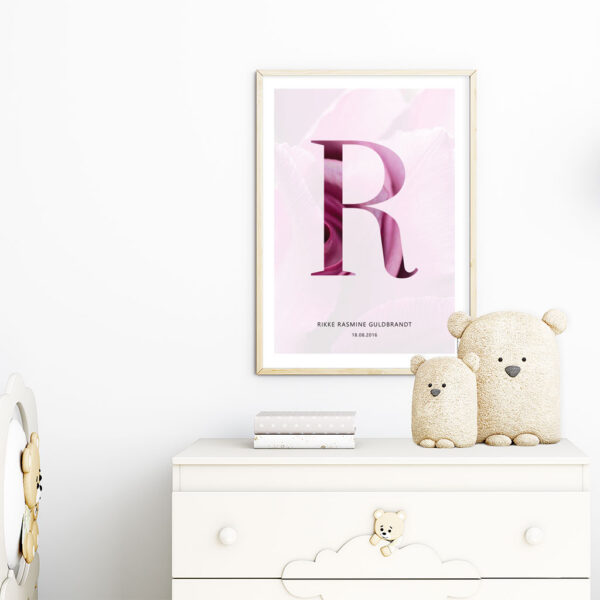 viser rektangulær navneplakat med rosa rosedesign fra www.plakatcompagniet.dk