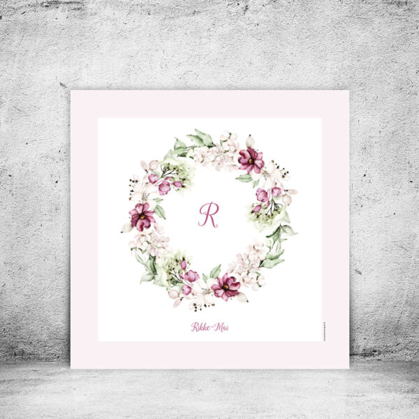 viser kvadratisk navneplakat med rosa blomsterkrans og rosa kant med tekst fra www.plakatcompagniet.dk