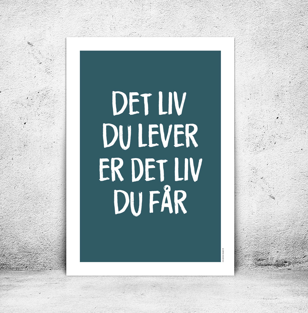 viser citatplakaten med citatet "Det liv du lever er det liv du får" på blågrøn baggrund fra www.plakatcompagniet.dk