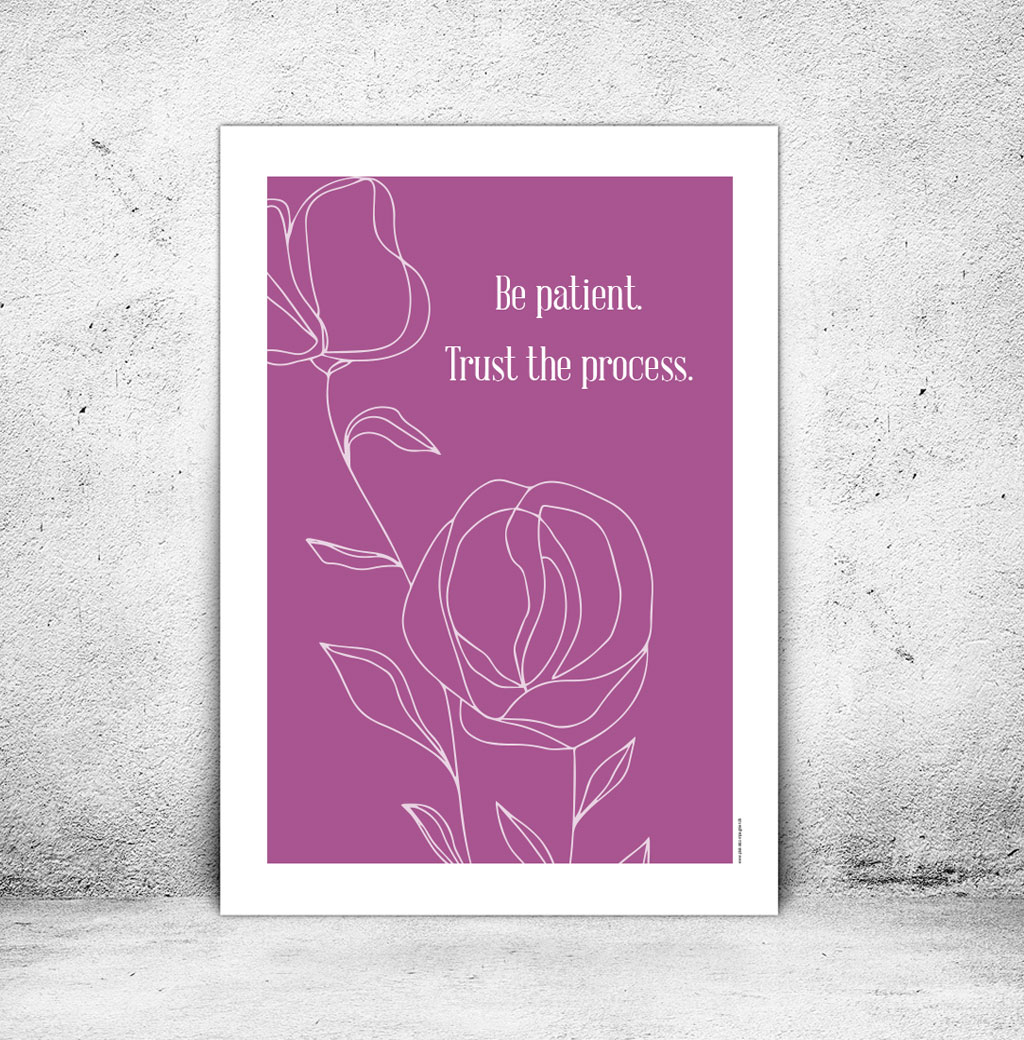 viser citatplakaten med citatet "Be patient. Trust the process" på pink baggrund fra www.plakatcompagniet.dk