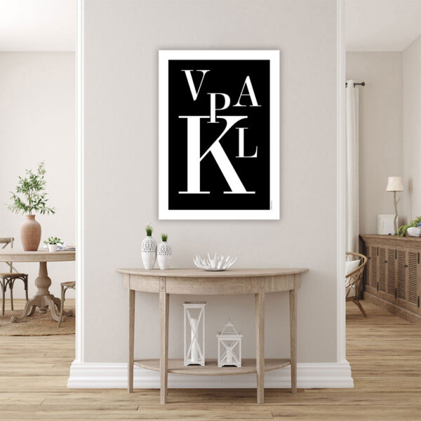viser rektangulær familieplakat med familiemedlemmernes forbogstaver - 5 bogstaver på sort baggrund fra www.plakatcompagniet.dk